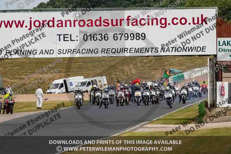 Vintage motorcycle club;eventdigitalimages;mallory park;mallory park trackday photographs;no limits trackdays;peter wileman photography;trackday digital images;trackday photos;vmcc festival 1000 bikes photographs